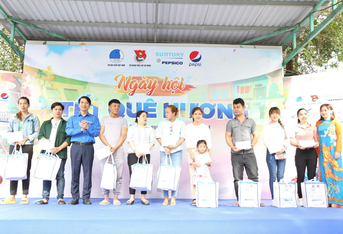 Đón nhận món quà nghĩa tình từ Ban tổ chức, người lao động thêm ấm áp, vui vẻ trong những ngày cận Tết