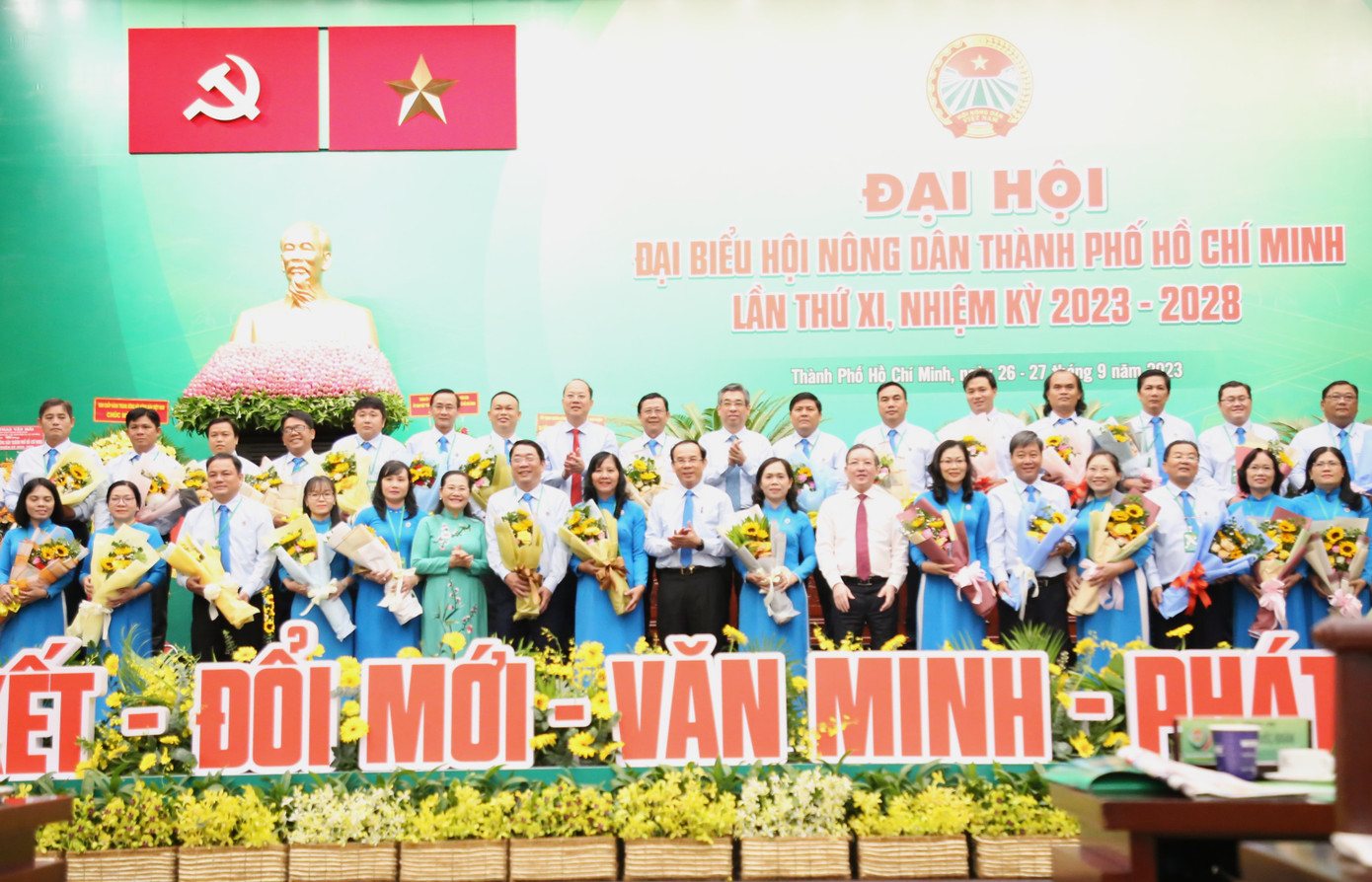 Lãnh đạo Trung ương Hội Nông dân Việt Nam và Thành uỷ TPHCM tặng hoa chúc mừng tập thể Ban Chấp hành Hội Nông dân TPHCM khoá XI. Ảnh: Ngô Tùng