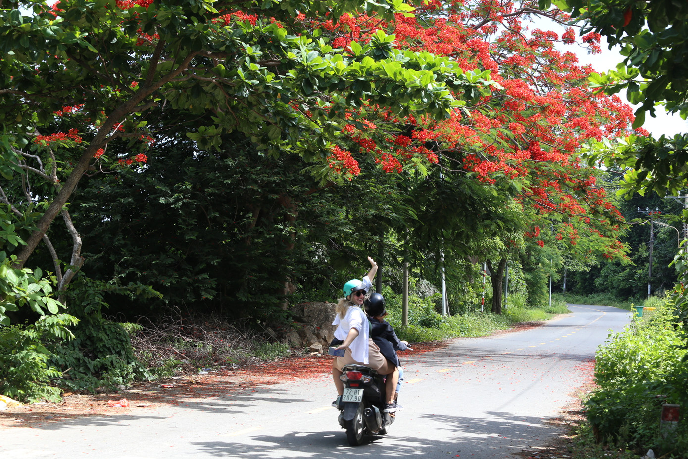 Nữ du khách ngẫu hứng tạo dáng trước ống kính phóng viên.