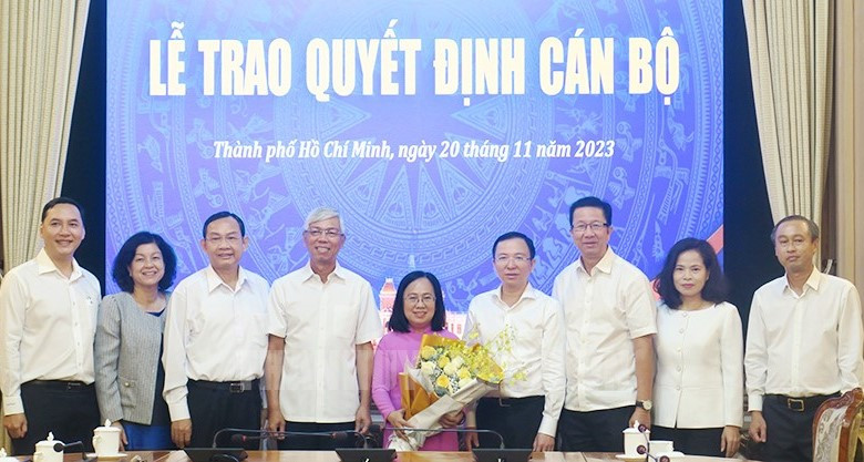 Phó Chủ tịch UBND TPHCM Võ Văn Hoan (thứ tư từ trái qua) và các lãnh đạo sở ngành thành phố tặng hoa chúc mừng bà Đinh Thị Thanh Thủy. Ảnh: Thành ủy TPHCM Phó Chủ tịch UBND TPHCM Võ Văn Hoan (thứ tư từ trái qua) và các lãnh đạo sở ngành thành phố tặng hoa chúc mừng bà Đinh Thị Thanh Thủy. Ảnh: Thành ủy TPHCM