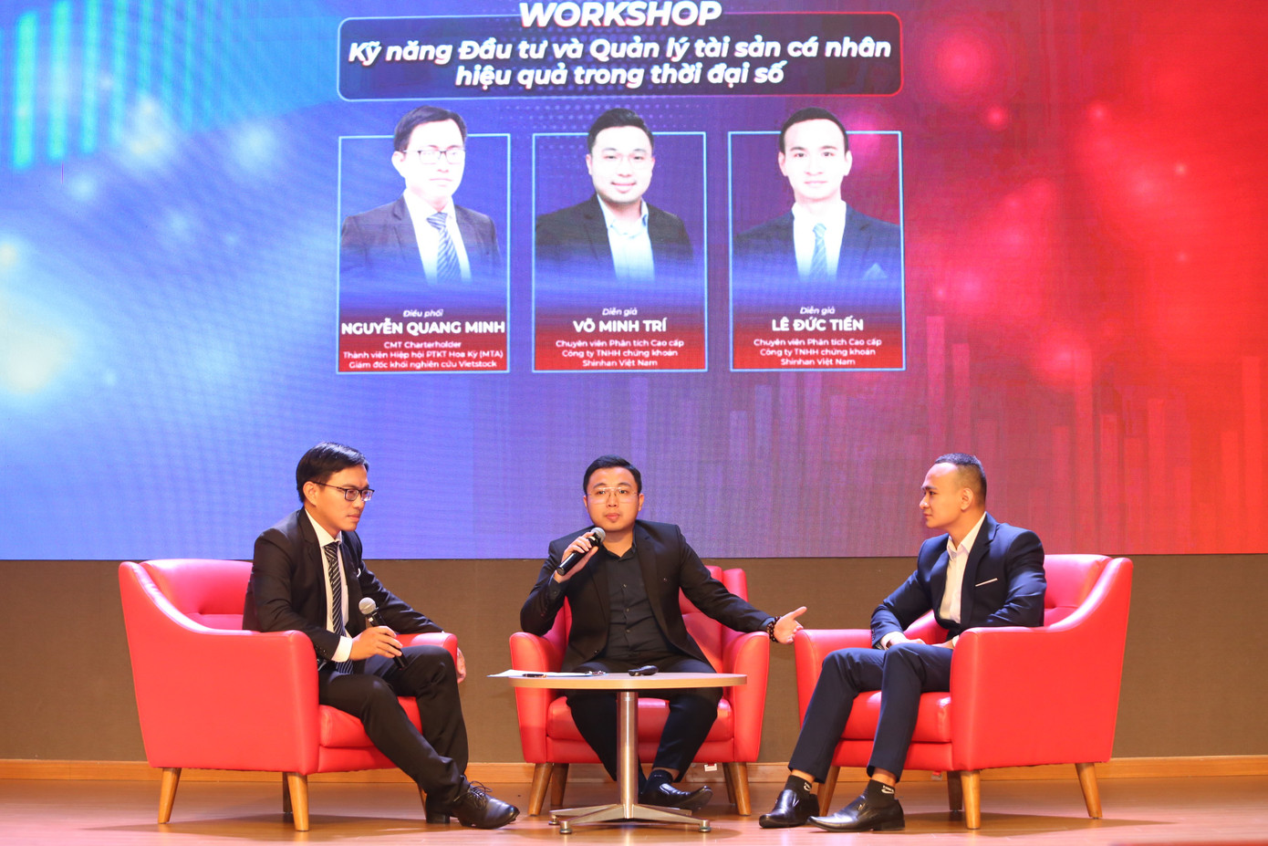 Tại lễ tổng kết, các chuyên gia trong lĩnh vực tài chính, kinh tế đã phân tích, chia sẻ các kỹ năng đầu tư và quản lý tài chính cá nhân của bạn trẻ trong thời đại số, định hướng một số thông tin, kiến thức về ngành tài chính - chứng khoán cho sinh viên. Ảnh: Ngô Tùng