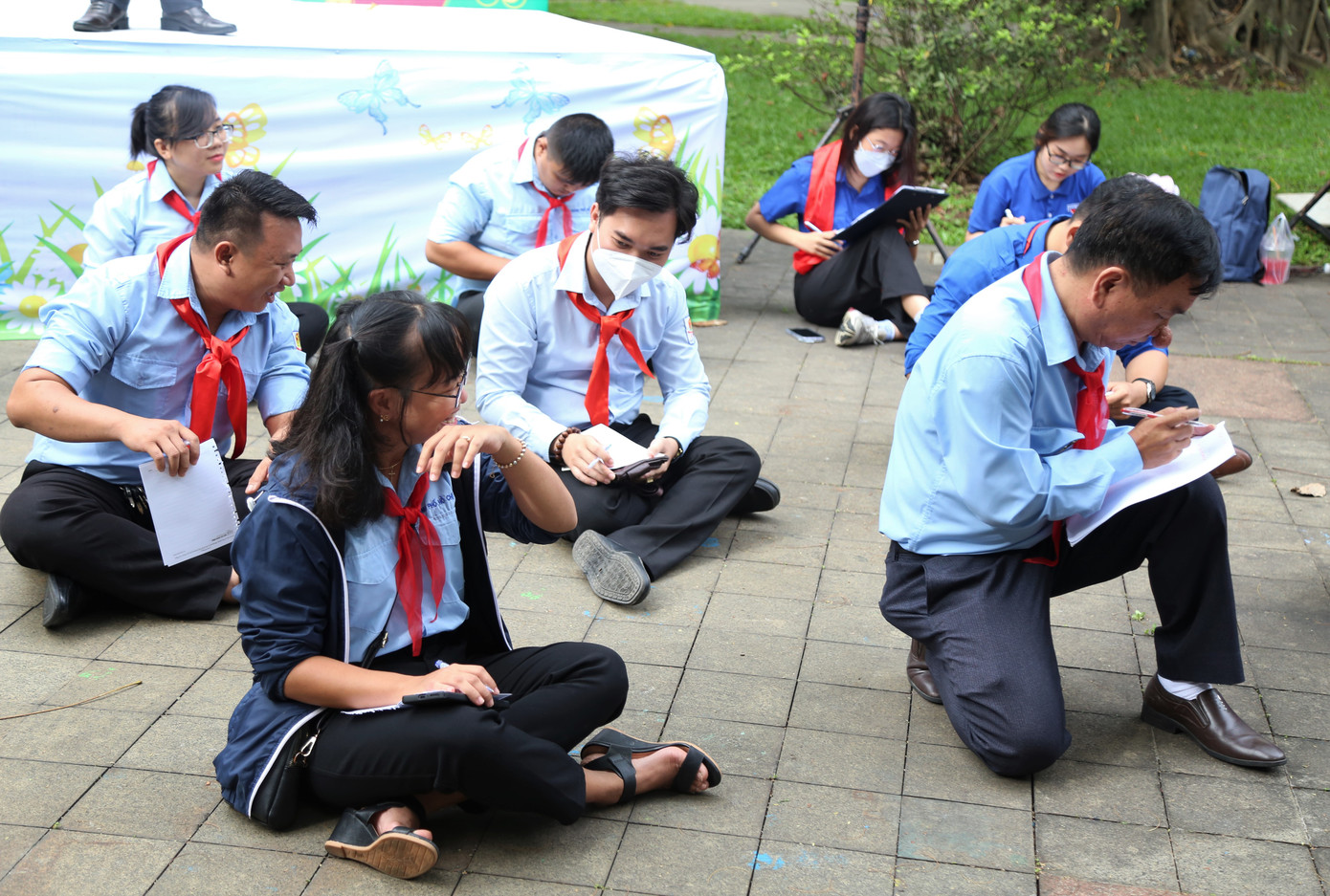 Trong khuôn khổ ngày hội, các anh chị tham gia sân chơi giải mã morse.
