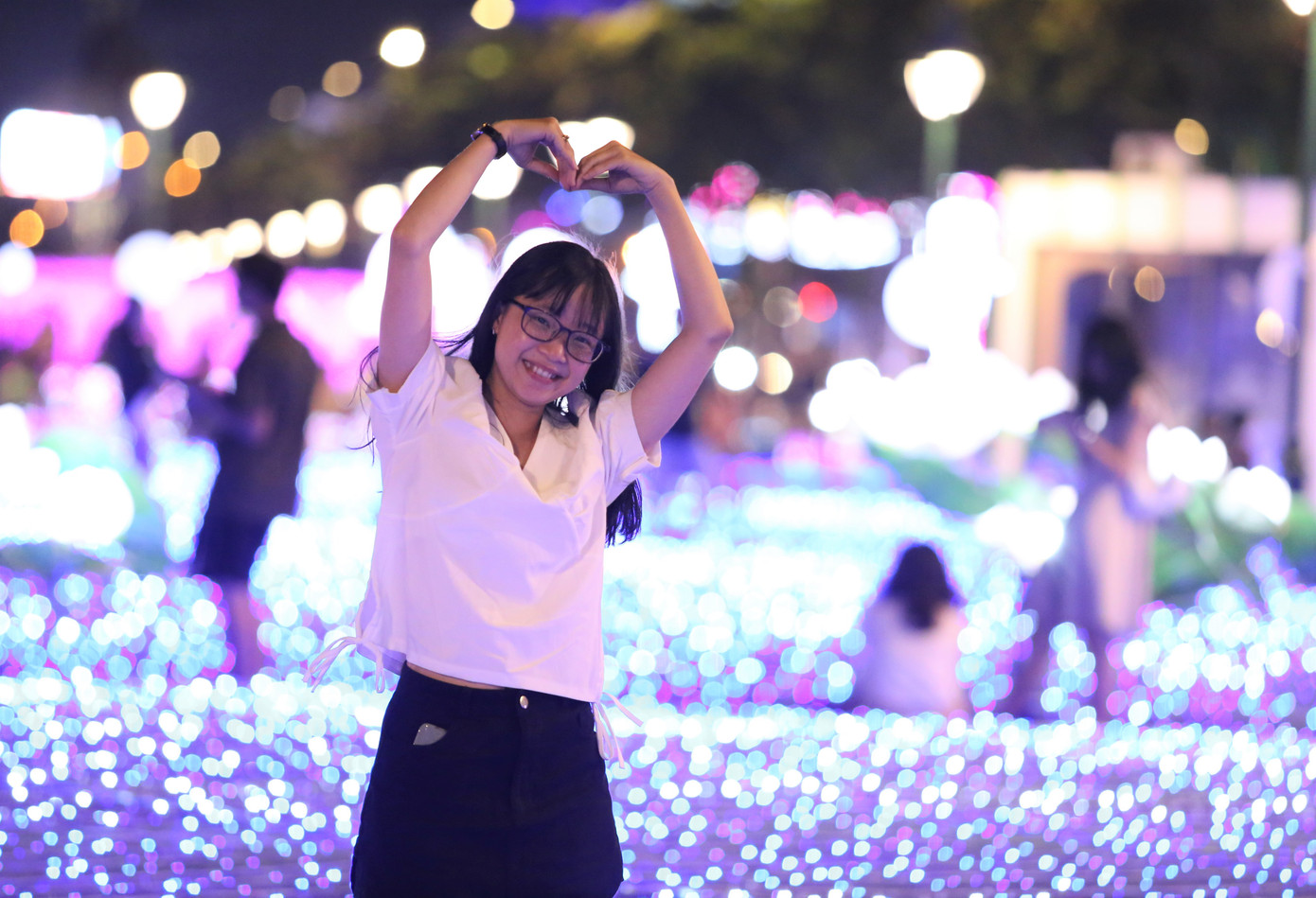 "Không gian ánh sáng có thể nói là điểm đến giải trí của chúng ta sau một ngày làm việc mệt mỏi. Không gian mát mẻ của bến Bạch Đằng kết hợp với vườn hoa ánh sáng đầy màu sắc tạo nên khung cảnh rất đẹp. Đây như là một địa điểm check-in của mọi người", Như Hảo chia sẻ.