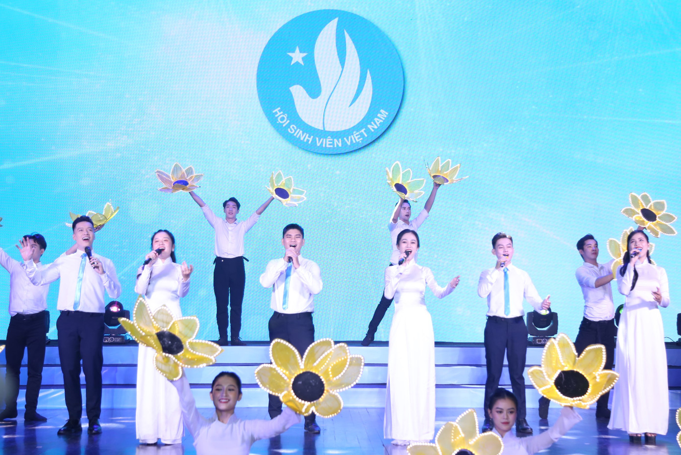 Nối tiếp sự thành công của chương trình “Bài ca sinh viên” tại huyện đảo Trường Sa, lần này chương trình được tổ chức tại TPHCM - nơi đã “bắt nhịp” nhiều phong trào hành động của sinh viên đóng góp cho cách mạng Việt Nam. Chương trình tái hiện phong trào học sinh sinh viên từ khói lửa chiến tranh cho tới khi hòa bình, dựng xây đất nước, với ba không gian âm nhạc nhiều màu sắc. Nối tiếp sự thành công của chương trình “Bài ca sinh viên” tại huyện đảo Trường Sa, lần này chương trình được tổ chức tại TPHCM - nơi đã “bắt nhịp” nhiều phong trào hành động của sinh viên đóng góp cho cách mạng Việt Nam. Chương trình tái hiện phong trào học sinh sinh viên từ khói lửa chiến tranh cho tới khi hòa bình, dựng xây đất nước, với ba không gian âm nhạc nhiều màu sắc.