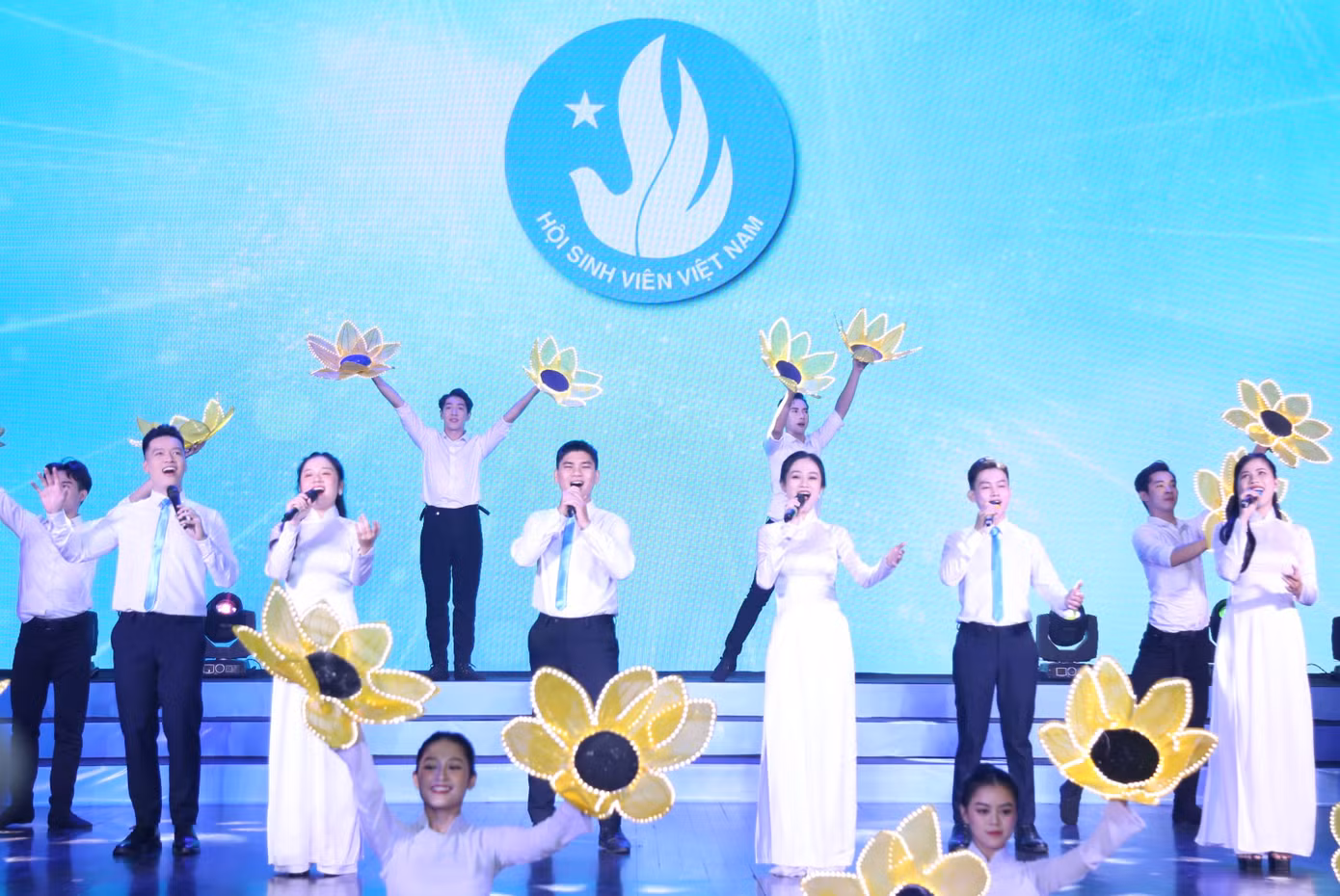 Nối tiếp sự thành công của chương trình “Bài ca sinh viên” tại huyện đảo Trường Sa, lần này chương trình được tổ chức tại TPHCM - nơi đã “bắt nhịp” nhiều phong trào hành động của sinh viên đóng góp cho cách mạng Việt Nam. Chương trình tái hiện phong trào học sinh sinh viên từ khói lửa chiến tranh cho tới khi hòa bình, dựng xây đất nước, với ba không gian âm nhạc nhiều màu sắc.