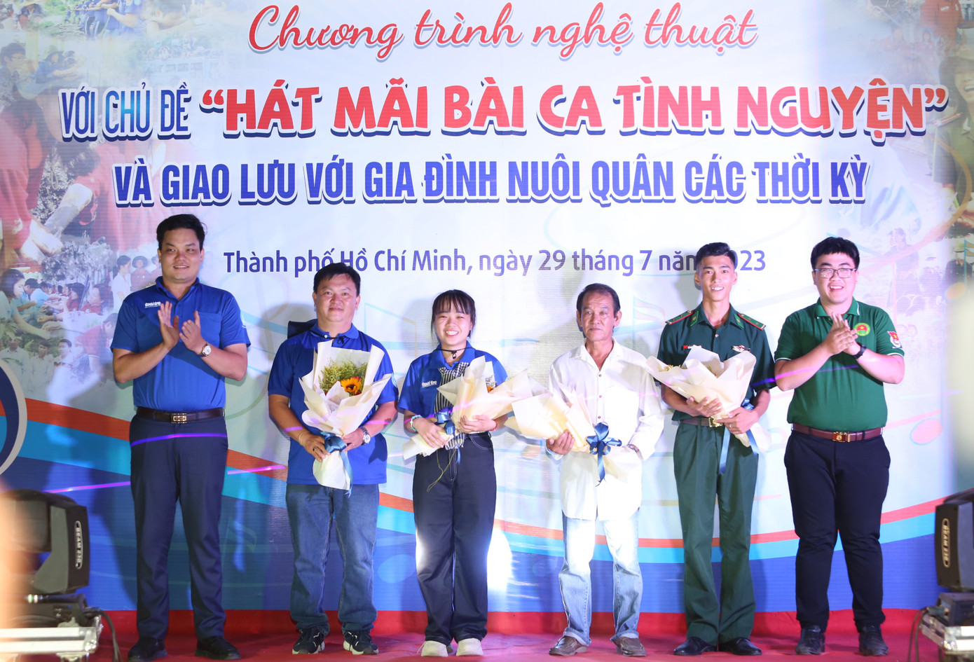 Ban Thường vụ Thành Đoàn TPHCM tặng hoa cám ơn các gia đình nuôi quân, các bạn trẻ tích cực hoạt động tình nguyện hè tại địa phương.