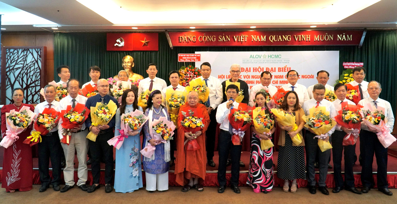 Tân Chủ tịch Lê Văn Thu cùng tập thể Ban Chấp hành Hội Liên lạc với người Việt Nam ở nước ngoài TPHCM khoá III ra mắt đại hội. Ảnh: L.V. Tân Chủ tịch Lê Văn Thu cùng tập thể Ban Chấp hành Hội Liên lạc với người Việt Nam ở nước ngoài TPHCM khoá III ra mắt đại hội. Ảnh: L.V.