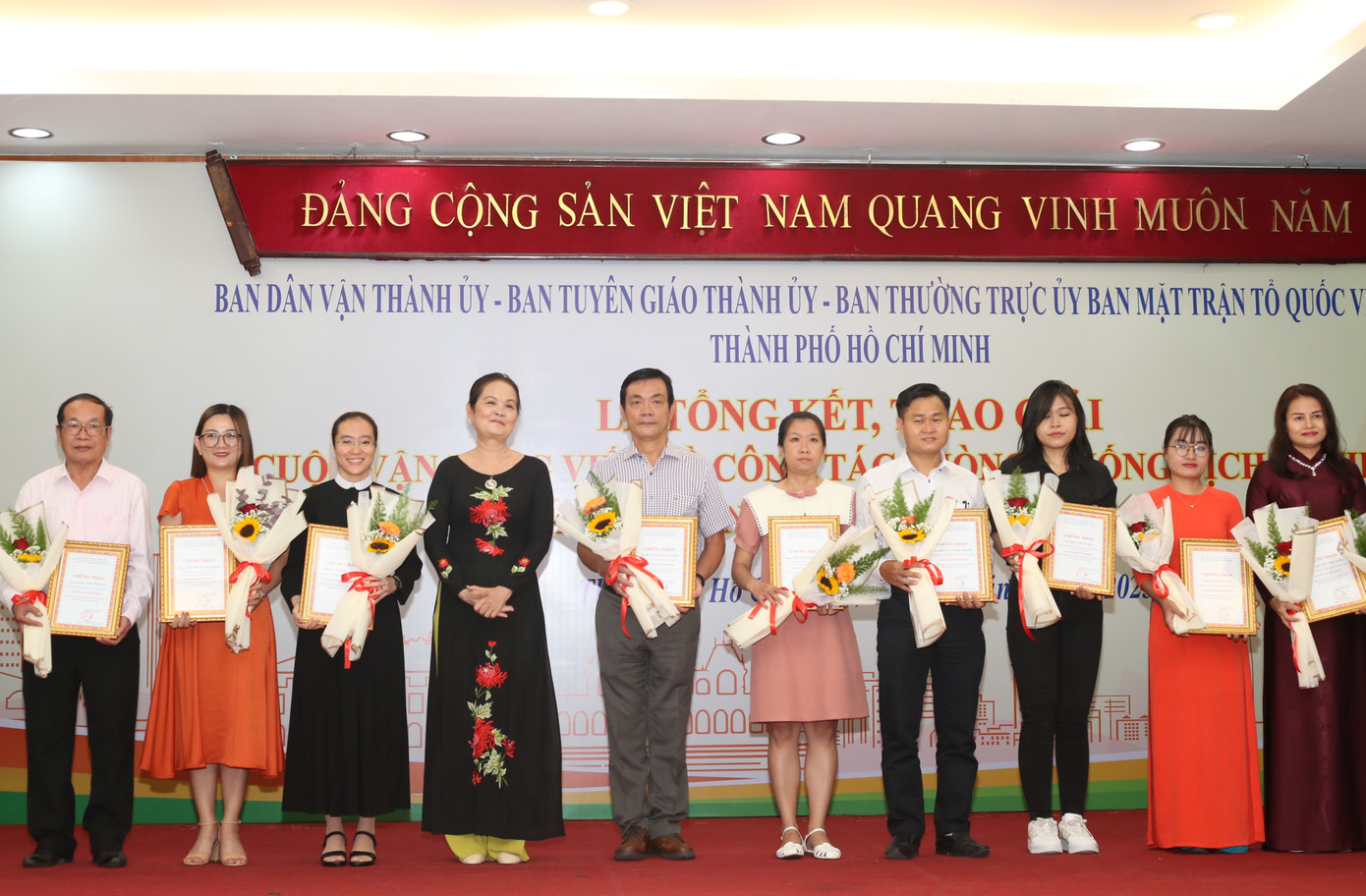 Ban Tổ chức trao thưởng cho các tác giả có bài viết chất lượng. Ban Tổ chức trao thưởng cho các tác giả có bài viết chất lượng.