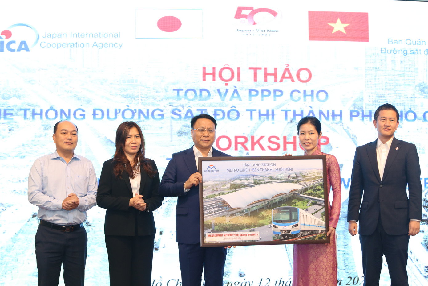 Đại diện MAUR tặng quà lưu niệm cho JICA với biểu tượng tuyến metro số 1 (Bến Thành - Suối Tiên). Tuyến đường sắt này dự kiến vận hành thương mại cuối năm nay, là một trong những hoạt động trọng điểm chào mừng kỷ niệm 50 năm ngày thiết lập quan hệ ngoại giao Việt Nam - Nhật Bản. Ảnh: Ngô Tùng Đại diện MAUR tặng quà lưu niệm cho JICA với biểu tượng tuyến metro số 1 (Bến Thành - Suối Tiên). Tuyến đường sắt này dự kiến vận hành thương mại cuối năm nay, là một trong những hoạt động trọng điểm chào mừng kỷ niệm 50 năm ngày thiết lập quan hệ ngoại giao Việt Nam - Nhật Bản. Ảnh: Ngô Tùng