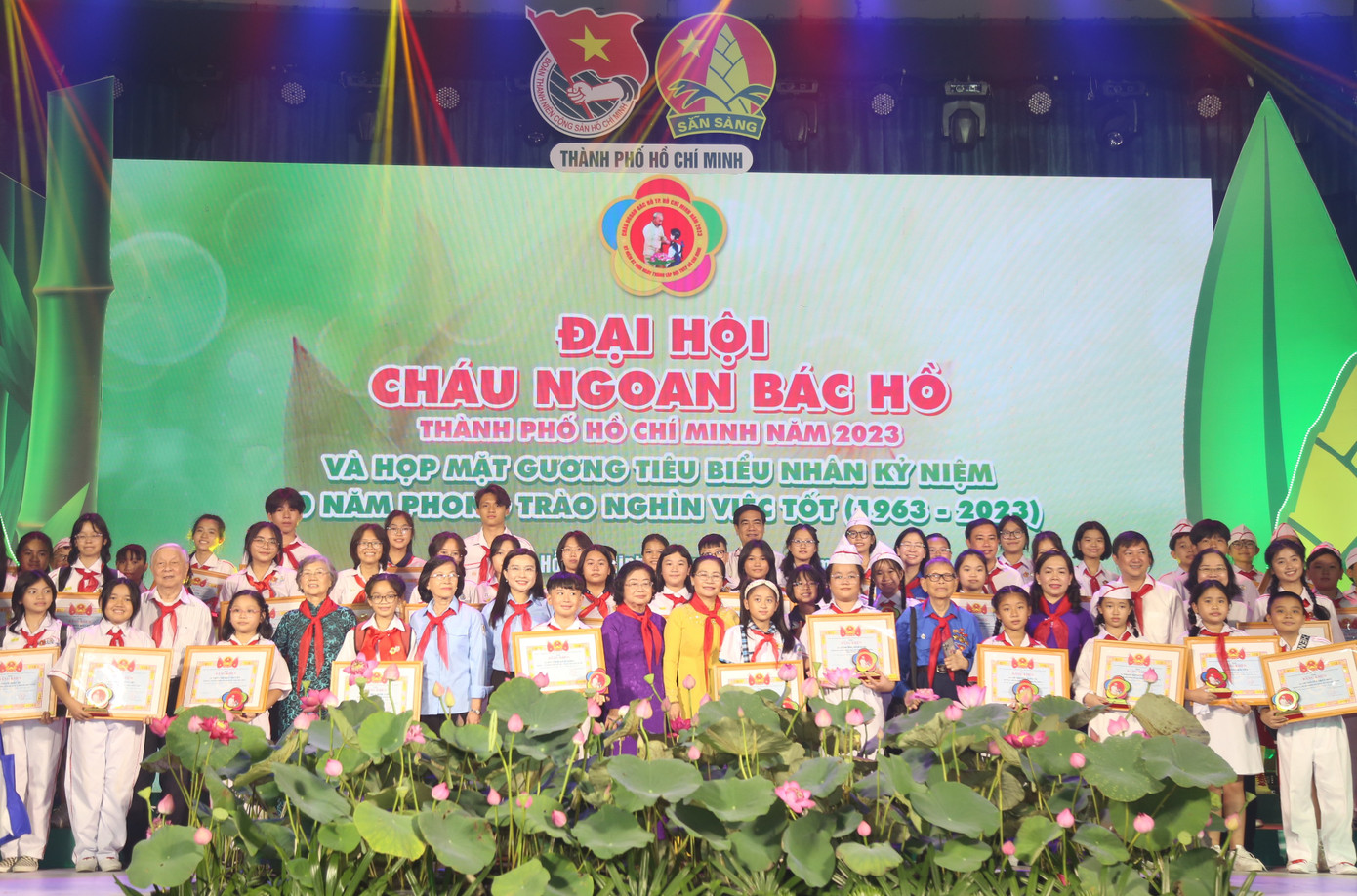 Các vị lãnh đạo T.Ư và TPHCM chụp ảnh lưu niệm cùng bạn nhỏ tiêu biểu. Các vị lãnh đạo T.Ư và TPHCM chụp ảnh lưu niệm cùng bạn nhỏ tiêu biểu.