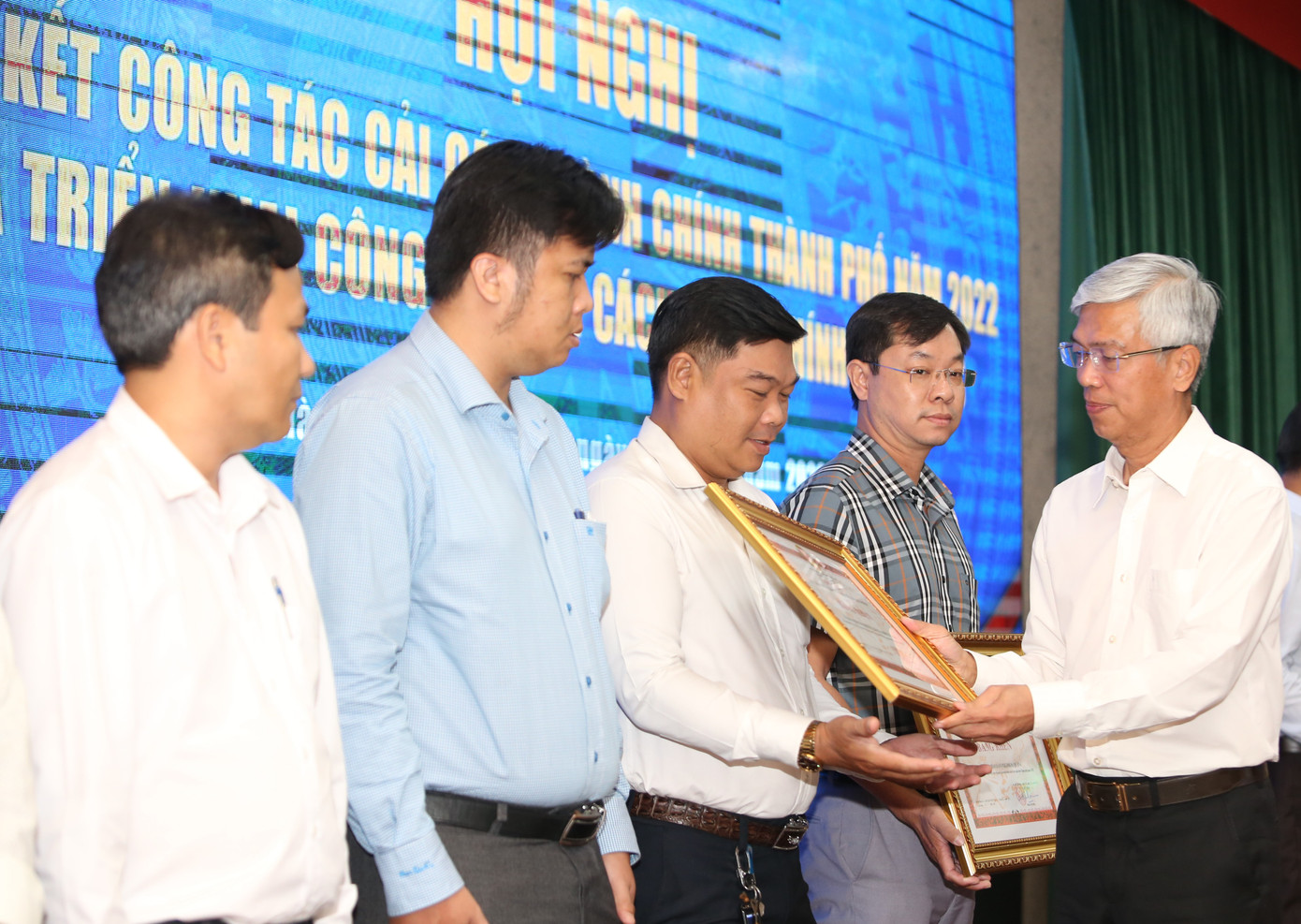 Lãnh đạo TPHCM khen thưởng các đơn vị thực hiện tốt công tác CCHC năm 2022.