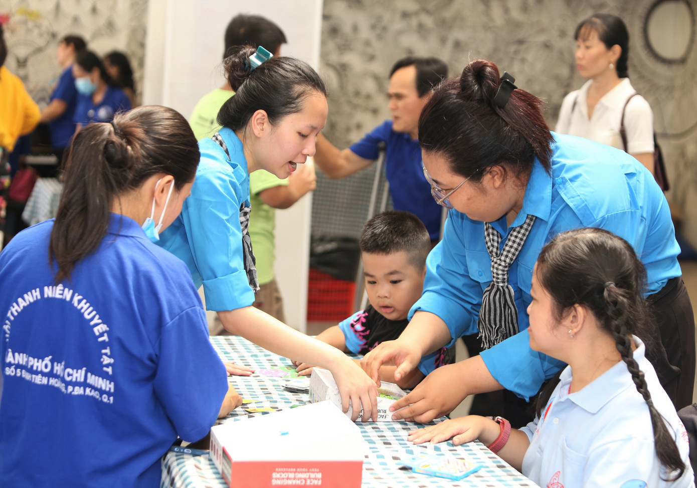 Các cô chú, anh chị hội viên người khuyết tật phấn khởi tham gia các sân chơi vận động tại buổi họp mặt.