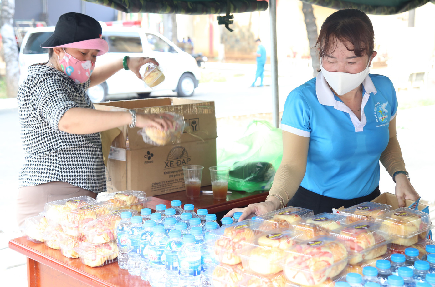 Hội Liên hiệp phụ nữ Thủ Đức gửi tặng các bạn những phần bánh, nước cho các tân binh.