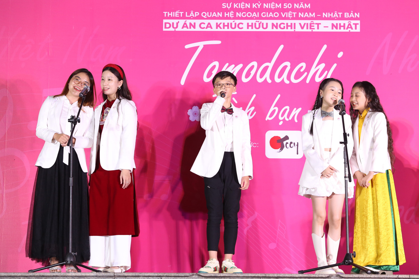 5 bạn trẻ thể hiện ca khúc "Tomodachi - Tình bạn" bằng song ngữ Việt - Nhật tại buổi lễ. 5 bạn trẻ thể hiện ca khúc "Tomodachi - Tình bạn" bằng song ngữ Việt - Nhật tại buổi lễ.