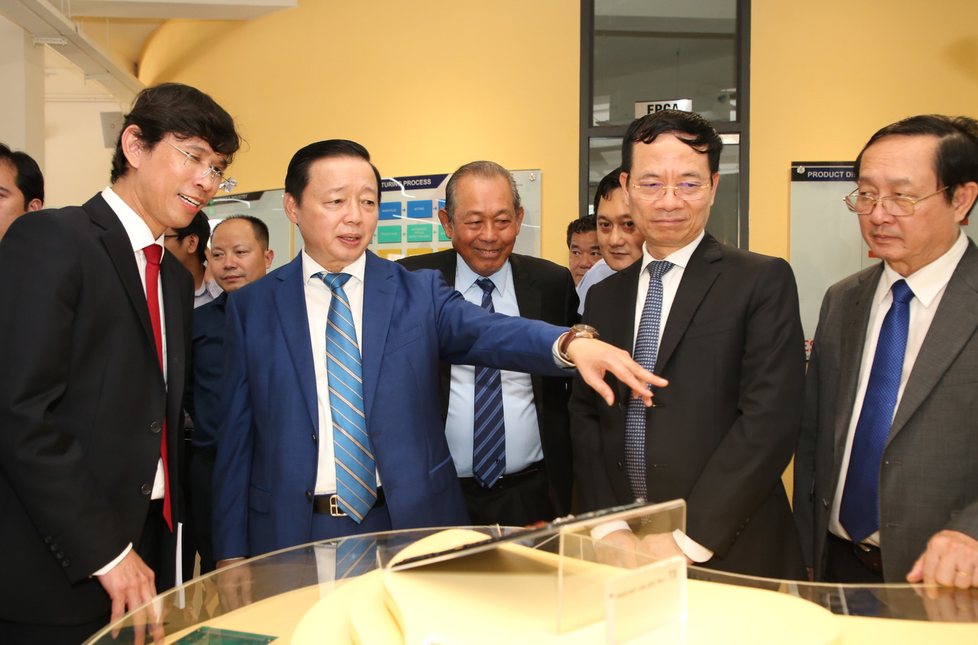 Phó Thủ tướng cùng lãnh đạo các bộ ngành tìm hiểu hoạt động sáng tạo khoa học công nghệ tại ESC. Phó Thủ tướng cùng lãnh đạo các bộ ngành tìm hiểu hoạt động sáng tạo khoa học công nghệ tại ESC.