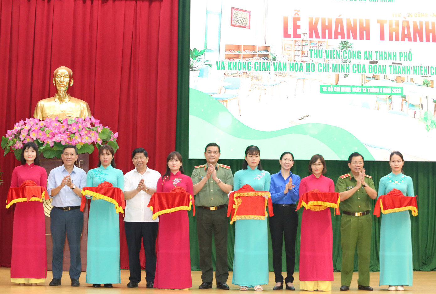 Khánh thành Thư viện Công an TPHCM và Không gian văn hóa Hồ Chí Minh tại trụ sở CATP. Khánh thành Thư viện Công an TPHCM và Không gian văn hóa Hồ Chí Minh tại trụ sở CATP.