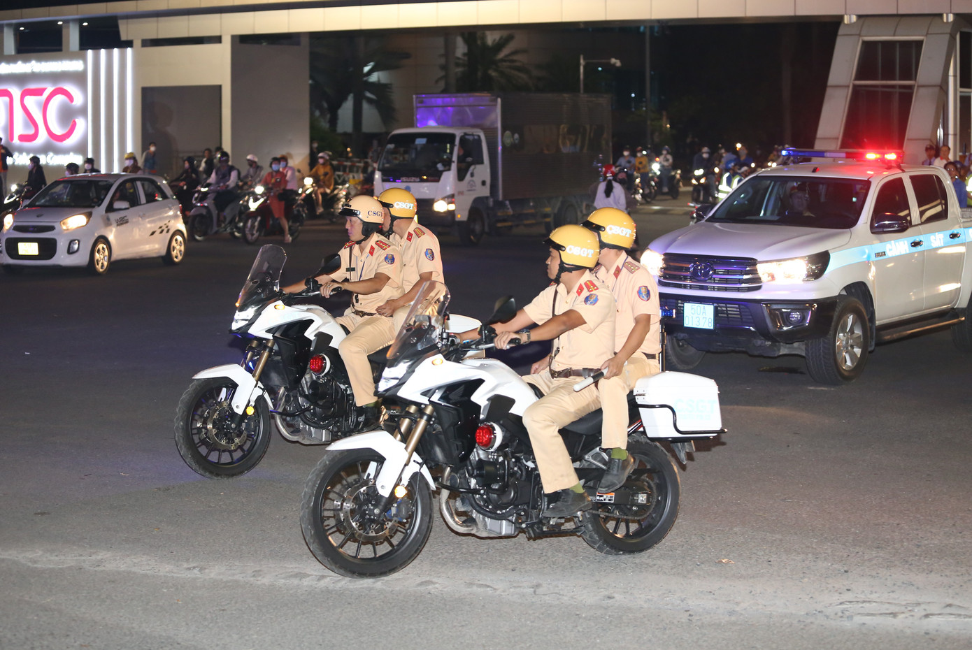 Lực lượng chức năng ra quân tuyên truyền, giữ gìn an ninh trật tự.