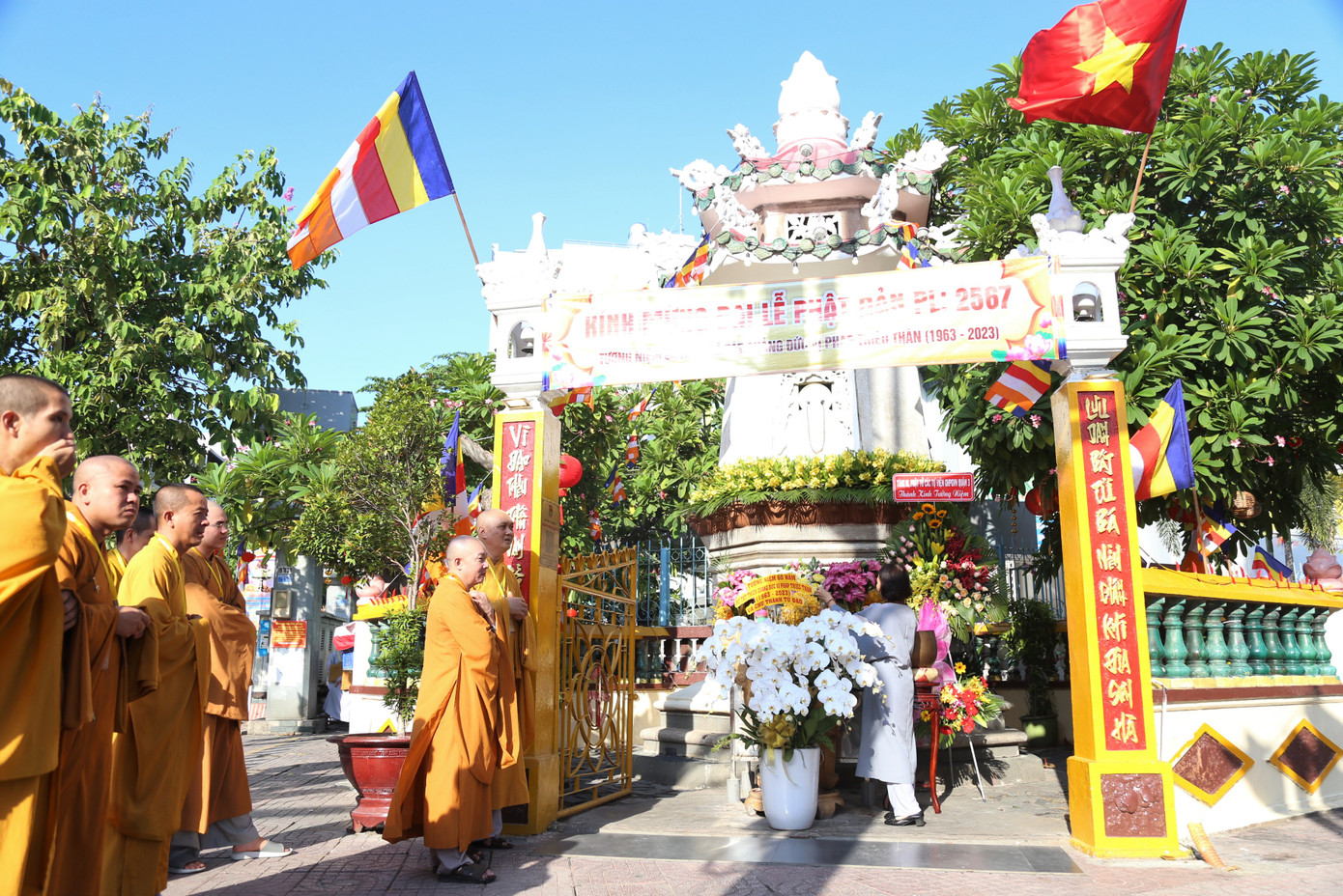 Tăng ni, phật tử thắp hương tưởng niệm Bồ Tát Thích Quảng Đức.