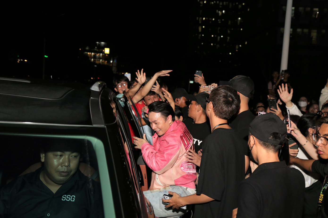 BinZ ra về trong vòng vây của đông đảo khán giả hâm mộ.