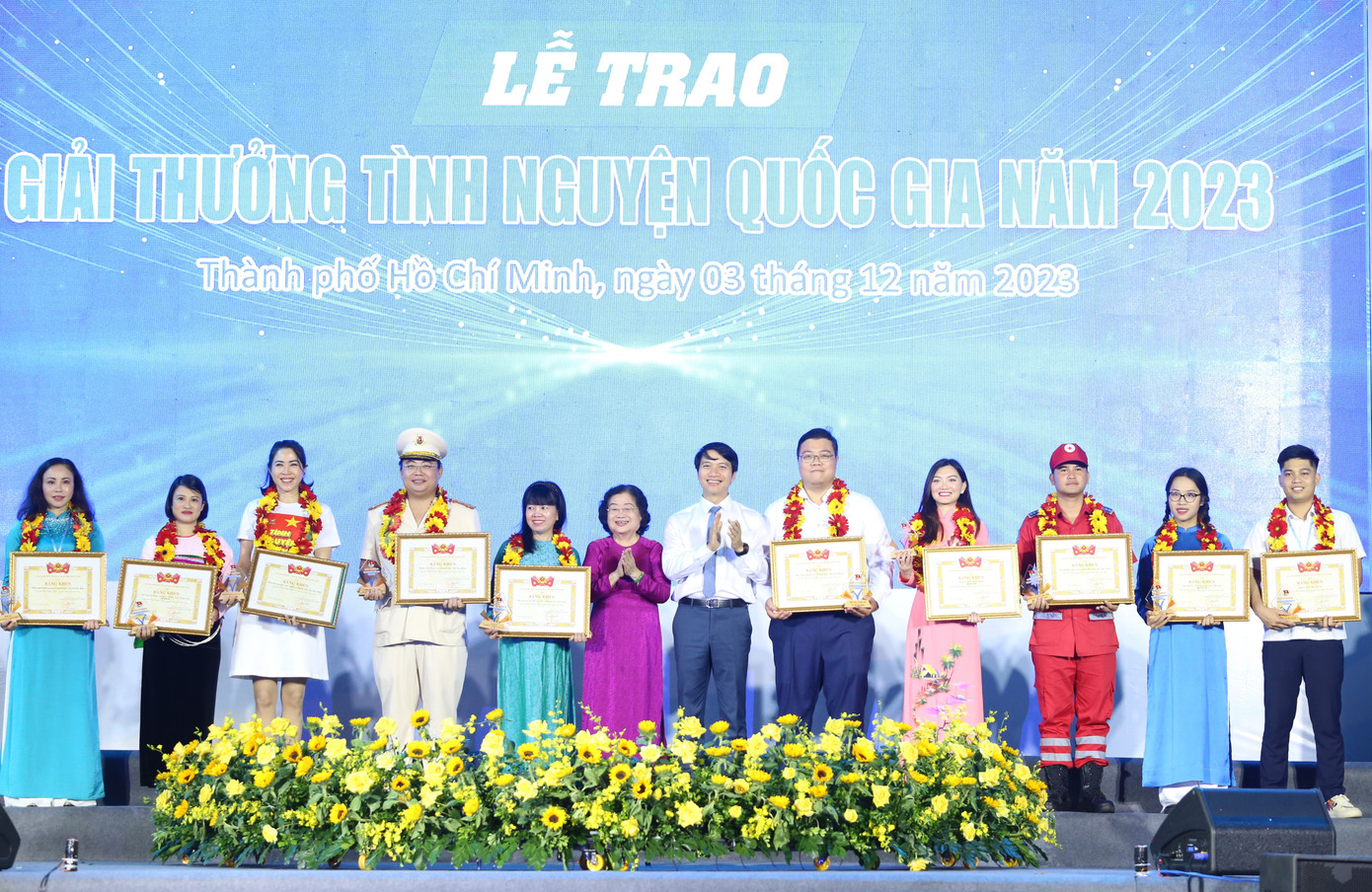 Các vị lãnh đạo tôn vinh, khen thưởng 10 tập thể nhận giải thưởng Tình nguyện quốc gia năm 2023.