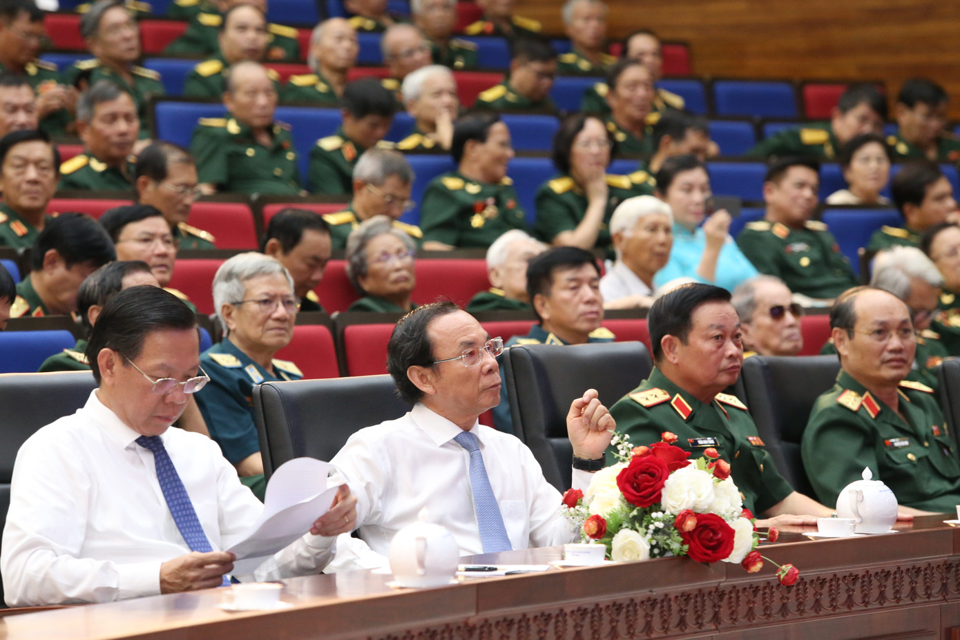 Bí thư Thành ủy TPHCM Nguyễn Văn Nên cùng các tướng lĩnh quân đội cấp cao dự buổi họp mặt. Ảnh: Ngô Tùng