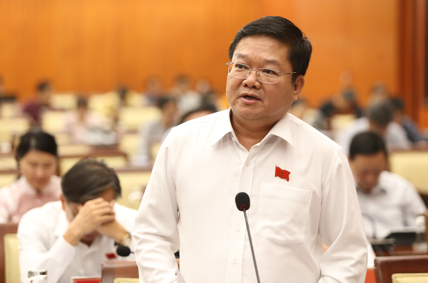 Giám đốc Sở LĐ-TB&amp;XH Lê Văn Thinh trao đổi ý kiến các đại biểu. Ảnh: Ngô Tùng