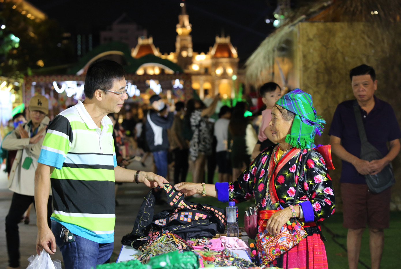 Tuần Văn hóa, du lịch Điện Biên - Tây Bắc tại TPHCM năm 2023 diễn ra từ ngày 4 đến hết 6/12 tại khu vực đường đi bộ Nguyễn Huệ, quận 1, TPHCM với nhiều nội dung phong phú và đa dạng nhằm giới thiệu, bảo tồn, phát huy các loại hình di sản văn hóa dân tộc của tỉnh Điện Biên, gắn bảo tồn văn hóa với phát huy tiềm năng thế mạnh du lịch, phát triển kinh tế - xã hội của tỉnh trong thời kỳ đổi mới, hội nhập và phát triển. Tuần Văn hóa, du lịch Điện Biên - Tây Bắc tại TPHCM năm 2023 diễn ra từ ngày 4 đến hết 6/12 tại khu vực đường đi bộ Nguyễn Huệ, quận 1, TPHCM với nhiều nội dung phong phú và đa dạng nhằm giới thiệu, bảo tồn, phát huy các loại hình di sản văn hóa dân tộc của tỉnh Điện Biên, gắn bảo tồn văn hóa với phát huy tiềm năng thế mạnh du lịch, phát triển kinh tế - xã hội của tỉnh trong thời kỳ đổi mới, hội nhập và phát triển.