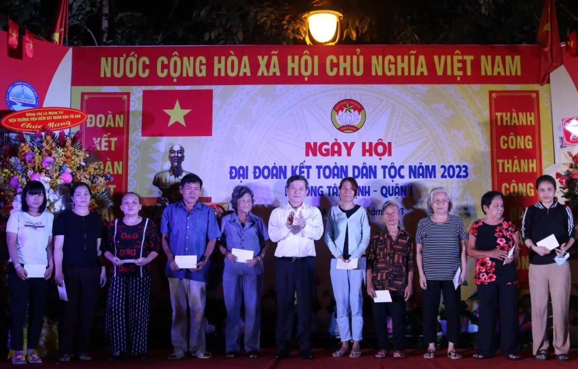 Ông Lê Minh Trí trao quà hỗ trợ hộ gia đình khó khăn. Ảnh: Hồng Thắm Ông Lê Minh Trí trao quà hỗ trợ hộ gia đình khó khăn. Ảnh: Hồng Thắm