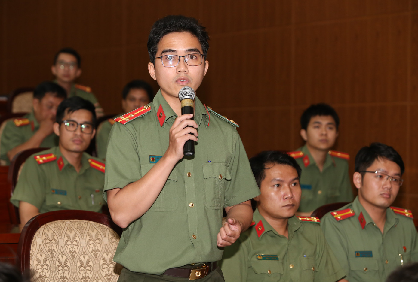 Thượng úy Nguyễn Xuân Toàn trao đổi vấn đề quan tâm. Ảnh: Ngô Tùng Thượng úy Nguyễn Xuân Toàn trao đổi vấn đề quan tâm. Ảnh: Ngô Tùng