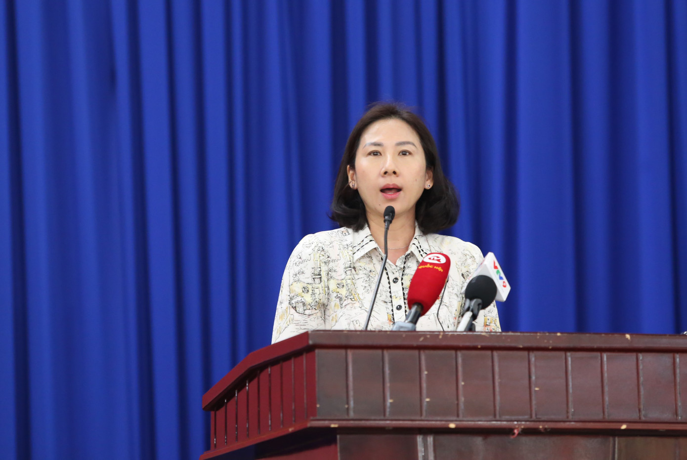 Chủ tịch UBND huyện Củ Chi Phạm Thị Thanh Hiền giải đáp một số vấn đề cử tri nêu.