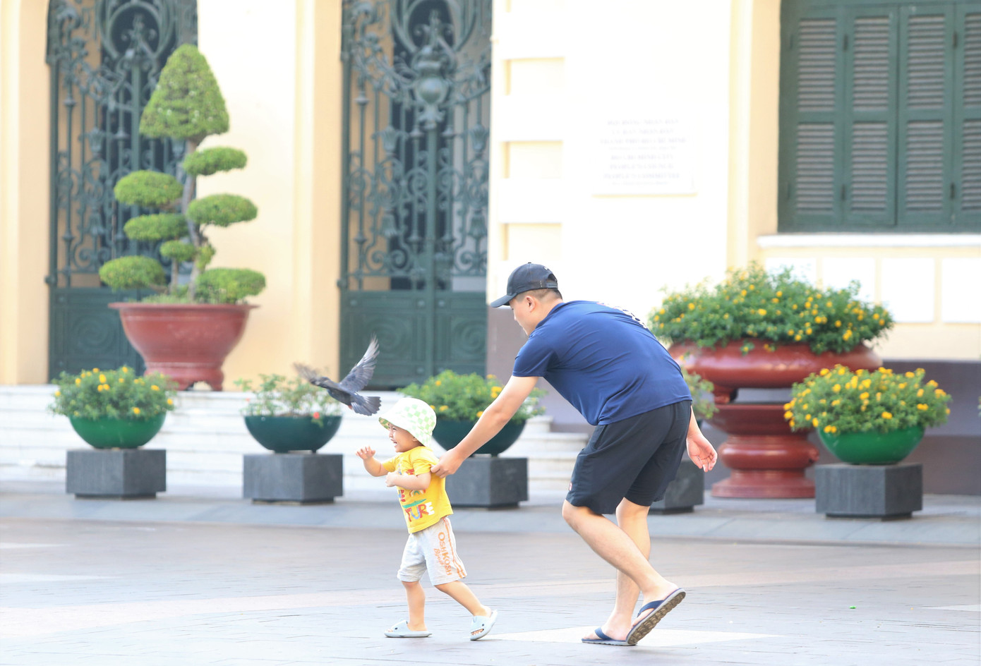 Khu vực quanh tòa nhà cũng là điểm dạo chơi yêu thích của người dân thành phố