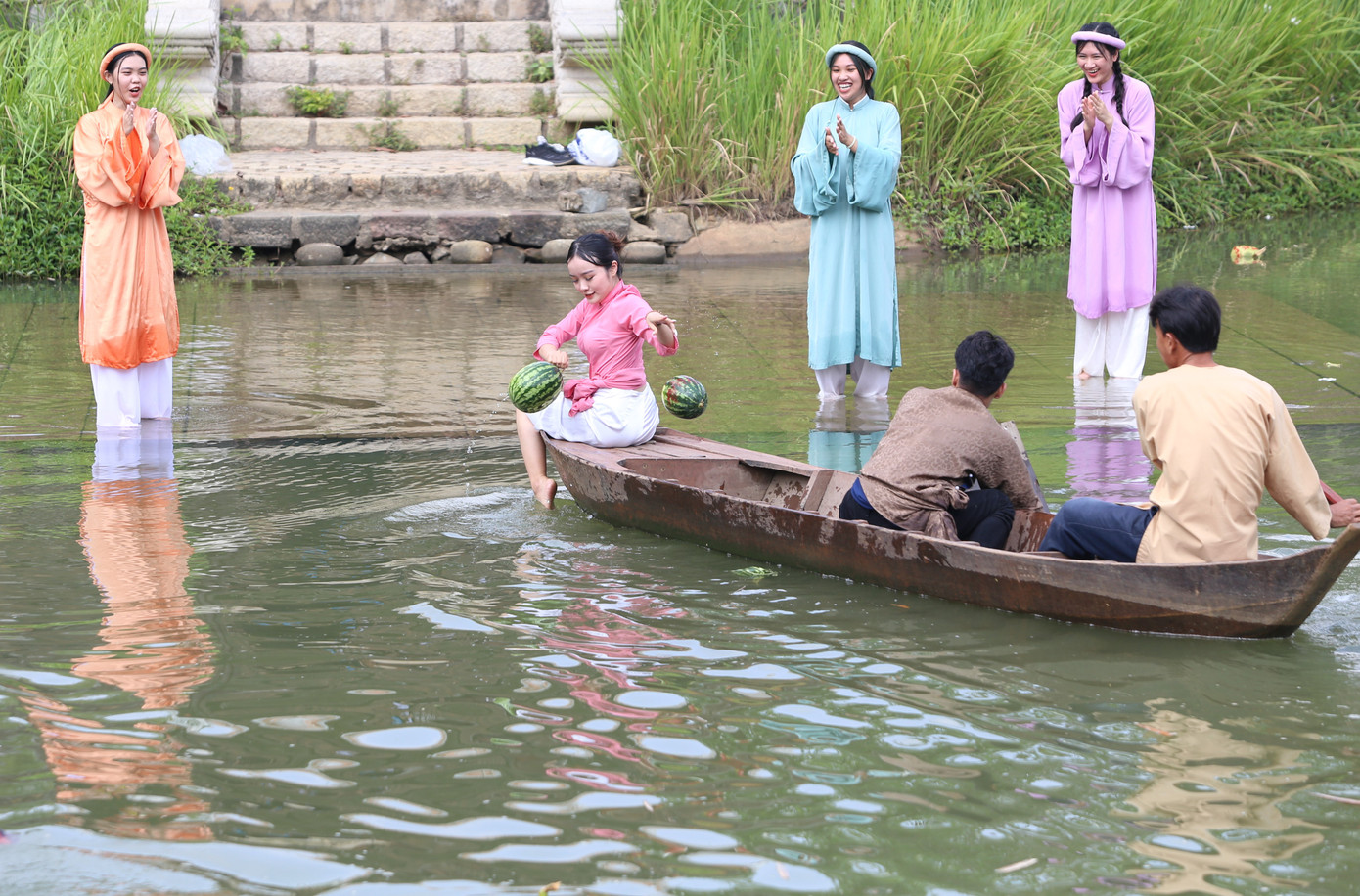 Tiếp đó, hai đội thi tiếp tục tham gia trò chơi vớt dưa hấu ở khu vực hồ nước của bảo tàng. Tiếp đó, hai đội thi tiếp tục tham gia trò chơi vớt dưa hấu ở khu vực hồ nước của bảo tàng.