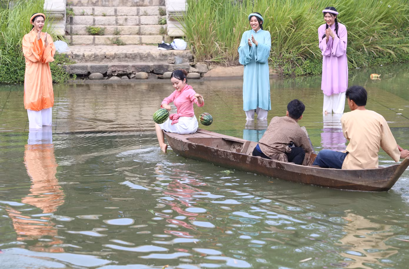 Tiếp đó, hai đội thi tiếp tục tham gia trò chơi vớt dưa hấu ở khu vực hồ nước của bảo tàng. Tiếp đó, hai đội thi tiếp tục tham gia trò chơi vớt dưa hấu ở khu vực hồ nước của bảo tàng.