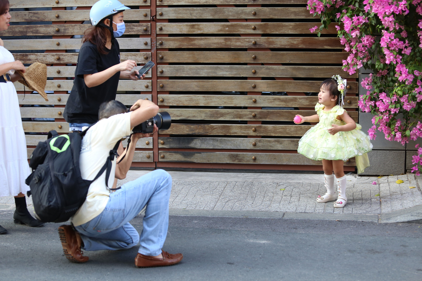 Một "tiểu công chúa" được người thân đưa đến chụp ảnh lưu niệm. Một "tiểu công chúa" được người thân đưa đến chụp ảnh lưu niệm.