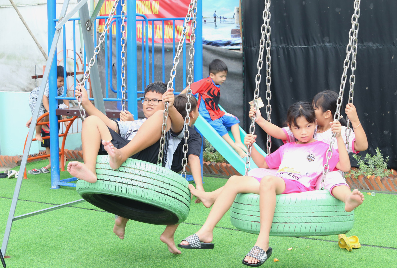 Dịp này, Ban Thường vụ Thành Đoàn TPHCM cũng khánh thành đưa vào sử dụng công trình chuyển hóa điểm ô nhiễm thành điểm sinh hoạt cộng đồng, khu vui chơi thiếu nhi tại tổ 36, ấp Thạnh Bình. Để có được không gian xanh sạch đẹp này, gần 60 chiến sĩ Mùa hè xanh các Trường Đại học Sư phạm TPHCM, Đại học Bách khoa TPHCM, các chiến sĩ Hải đội 2, Bộ đội biên phòng TPHCM cùng đoàn viên thanh niên xã đảo Thạnh An đã thi công và hoàn thiện, tạo không gian vui chơi lý thú cho bà con và các em thiếu nhi địa phương.