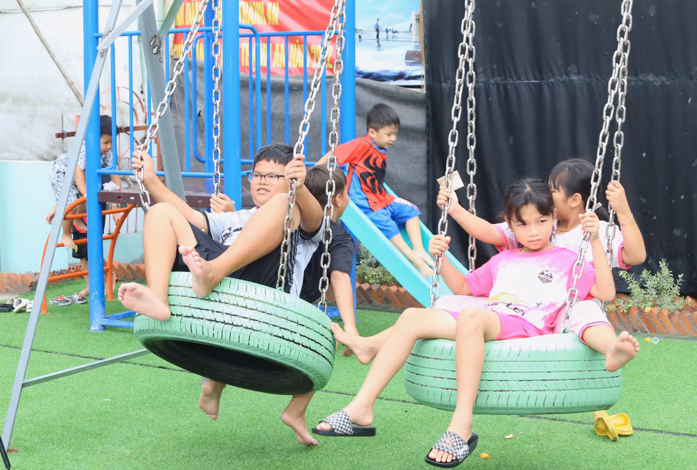 Dịp này, Ban Thường vụ Thành Đoàn TPHCM cũng khánh thành đưa vào sử dụng công trình chuyển hóa điểm ô nhiễm thành điểm sinh hoạt cộng đồng, khu vui chơi thiếu nhi tại tổ 36, ấp Thạnh Bình. Để có được không gian xanh sạch đẹp này, gần 60 chiến sĩ Mùa hè xanh các Trường Đại học Sư phạm TPHCM, Đại học Bách khoa TPHCM, các chiến sĩ Hải đội 2, Bộ đội biên phòng TPHCM cùng đoàn viên thanh niên xã đảo Thạnh An đã thi công và hoàn thiện, tạo không gian vui chơi lý thú cho bà con và các em thiếu nhi địa phương. Dịp này, Ban Thường vụ Thành Đoàn TPHCM cũng khánh thành đưa vào sử dụng công trình chuyển hóa điểm ô nhiễm thành điểm sinh hoạt cộng đồng, khu vui chơi thiếu nhi tại tổ 36, ấp Thạnh Bình. Để có được không gian xanh sạch đẹp này, gần 60 chiến sĩ Mùa hè xanh các Trường Đại học Sư phạm TPHCM, Đại học Bách khoa TPHCM, các chiến sĩ Hải đội 2, Bộ đội biên phòng TPHCM cùng đoàn viên thanh niên xã đảo Thạnh An đã thi công và hoàn thiện, tạo không gian vui chơi lý thú cho bà con và các em thiếu nhi địa phương.