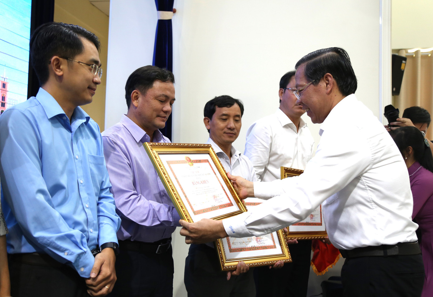 Dịp này, Chủ tịch UBND TPHCM Phan Văn Mãi trao bằng khen ghi nhận sự đóng góp tích cực của các cá nhân, tập thể trong lan tỏa những tấm gương thầm lặng mà tiêu biểu của thành phố. Dịp này, Chủ tịch UBND TPHCM Phan Văn Mãi trao bằng khen ghi nhận sự đóng góp tích cực của các cá nhân, tập thể trong lan tỏa những tấm gương thầm lặng mà tiêu biểu của thành phố.