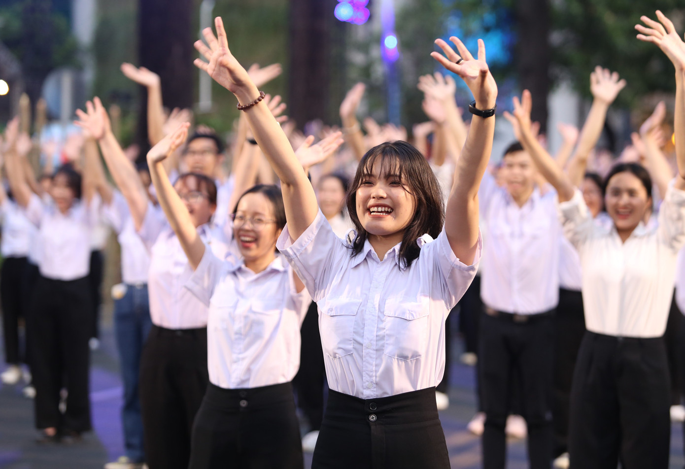 Trong bầu không khí sôi động, hứng khởi của Tháng Thanh niên, các bạn nam nữ thanh niên hân hoan tạo những hình ảnh, khoảnh khắc đẹp...