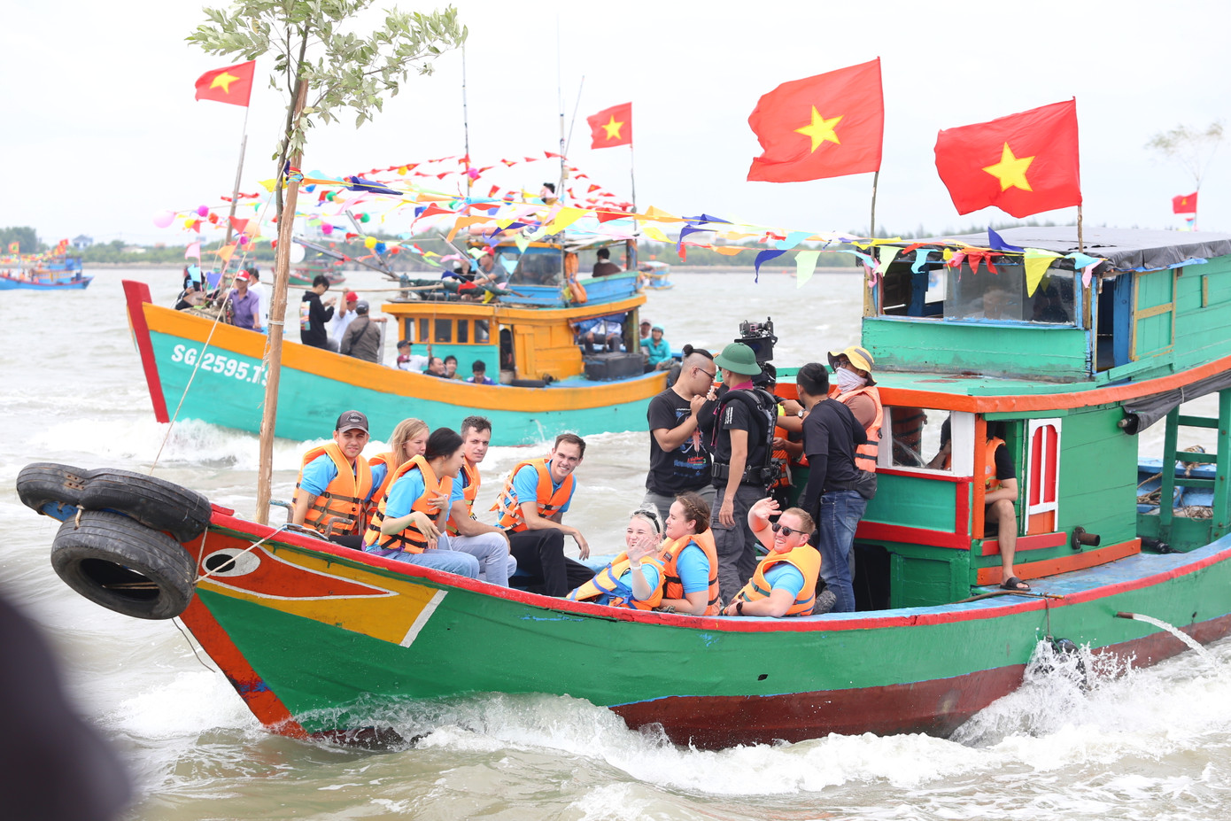 Một đoàn du khách quốc tế hào hứng tham gia đoàn hành trình Nghinh Ông trên biển.