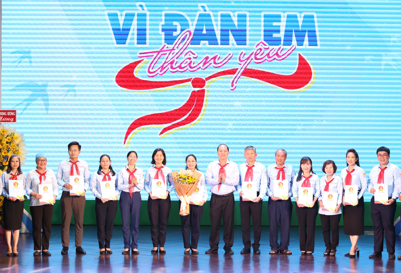 Lãnh đạo TPHCM trao quyết định, tặng hoa chúc mừng tập thể Hội đồng Đội TPHCM giai đoạn 2023 - 2028. Lãnh đạo TPHCM trao quyết định, tặng hoa chúc mừng tập thể Hội đồng Đội TPHCM giai đoạn 2023 - 2028.