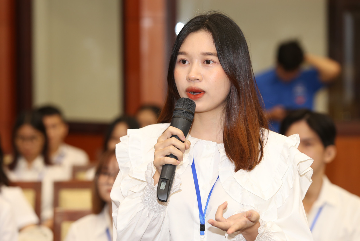 Các bạn trẻ con em quê hương đất Lam Hồng bày tỏ khát vọng xây dựng quê hương giàu đẹp.