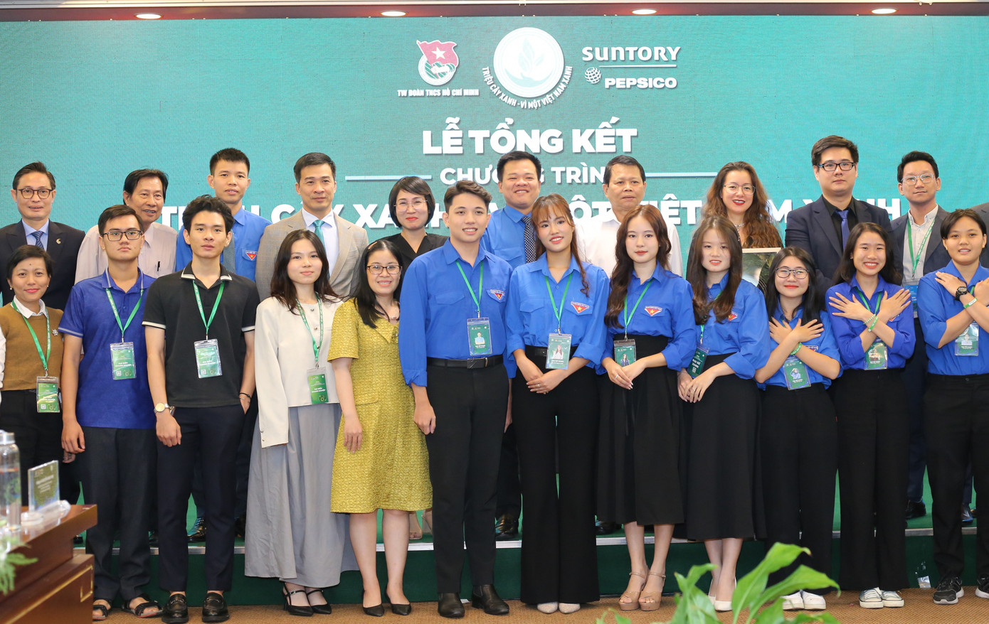 Lãnh đạo các cơ quan T.Ư Đoàn cùng các đại biểu dự chương trình tổng kết chụp ảnh lưu niệm với bạn trẻ. Ảnh: Ngô Tùng Lãnh đạo các cơ quan T.Ư Đoàn cùng các đại biểu dự chương trình tổng kết chụp ảnh lưu niệm với bạn trẻ. Ảnh: Ngô Tùng