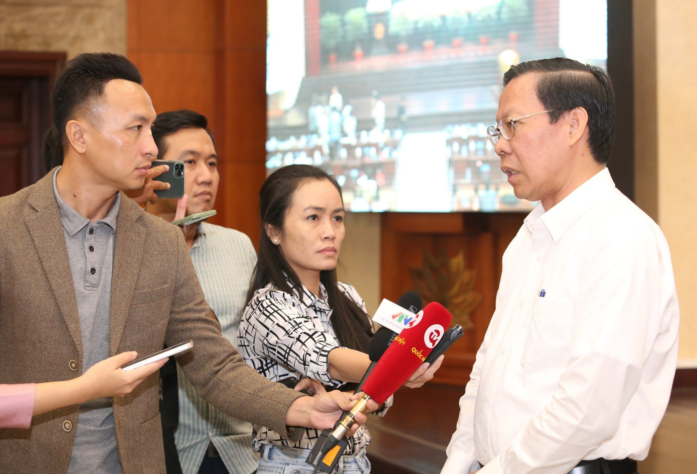 Phóng viên các cơ quan báo chí trao đổi với Chủ tịch UBND TPHCM Phan Văn Mãi tại một hội nghị. Ảnh: Ngô Tùng