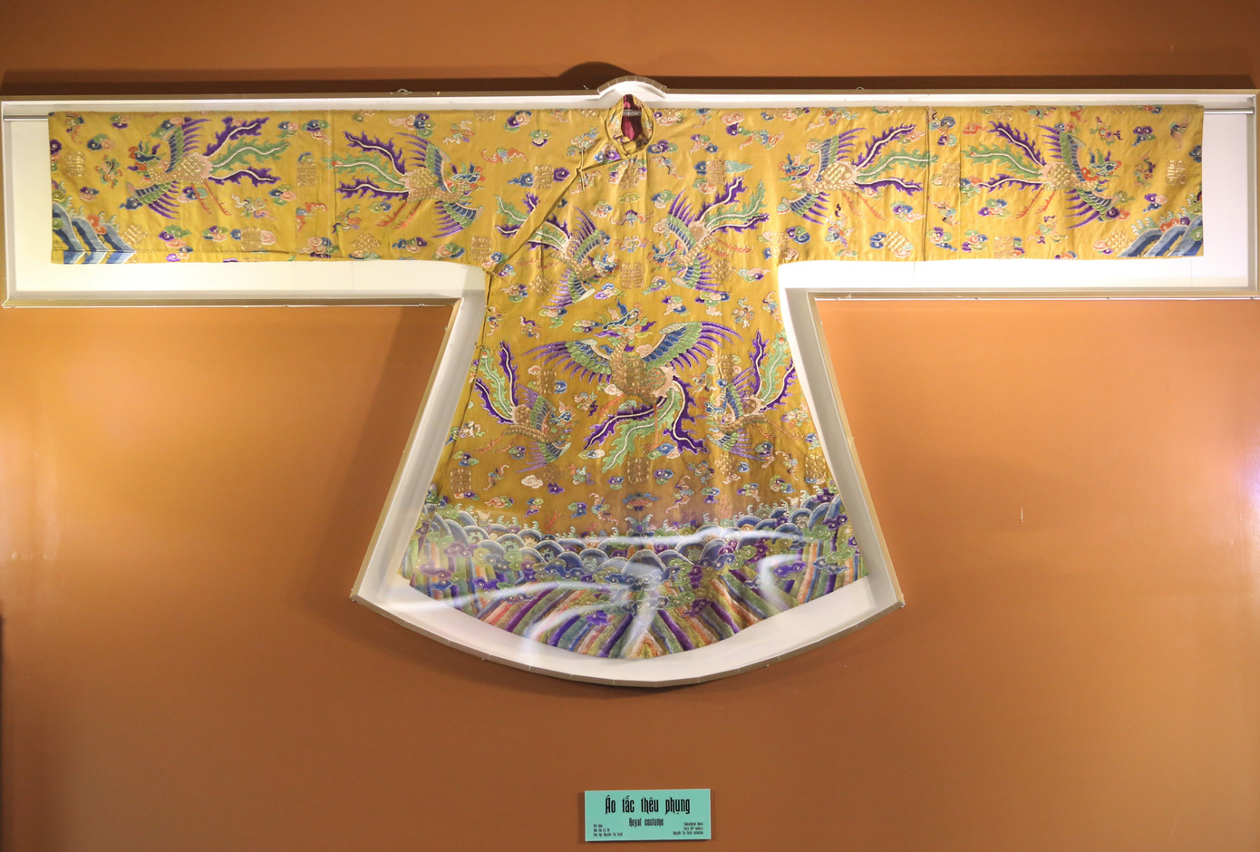 Áo tấc thêu phụng đầu thế kỷ XX được tác giả Nguyễn Thị Tuyết sưu tầm.