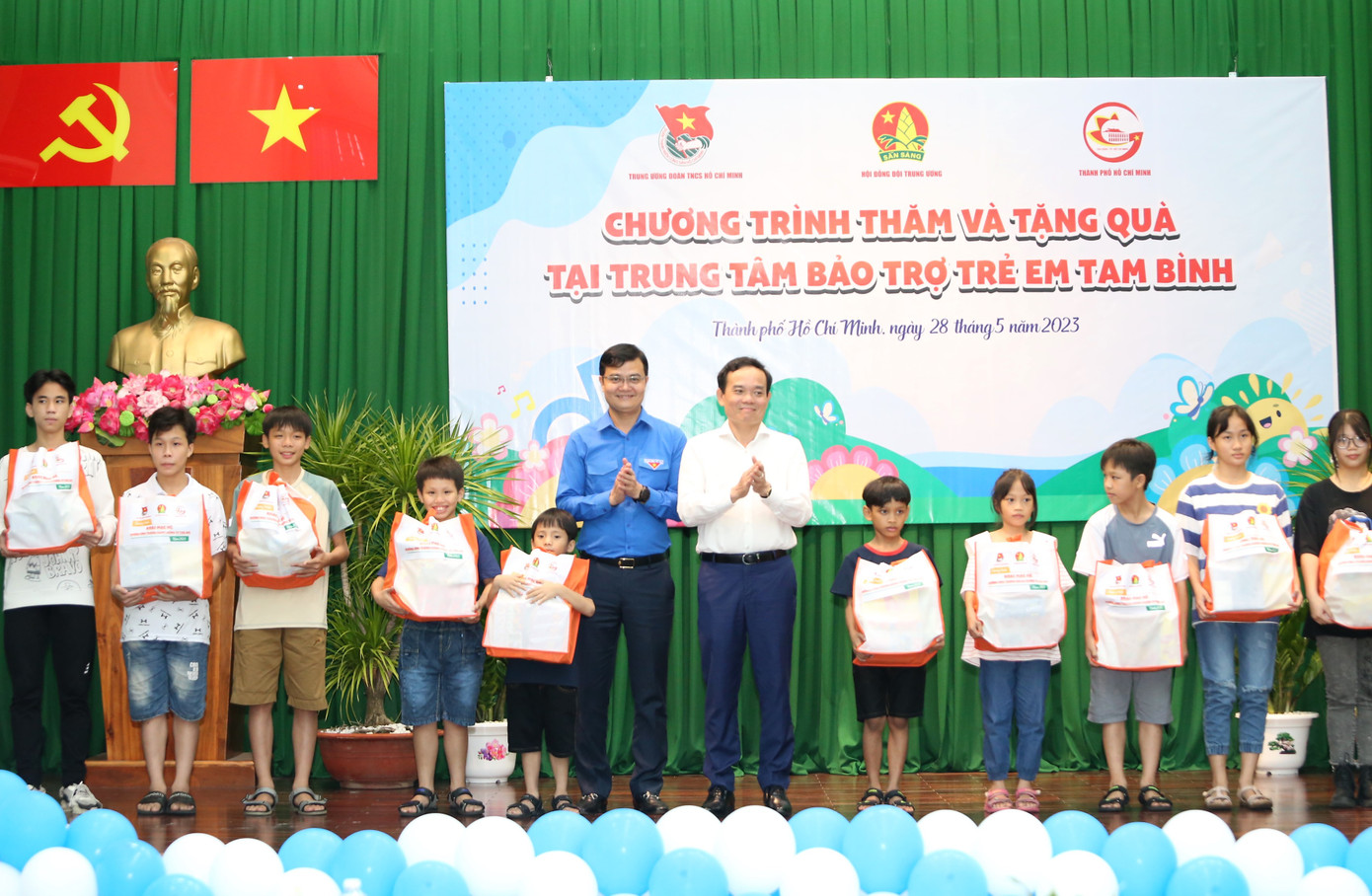 Phó Thủ tướng Trần Lưu Quang và Bí thư thứ nhất Trung ương Đoàn Bùi Quang Huy trao quà cho các em nhỏ trước thềm Quốc tế thiếu nhi (1/6).
