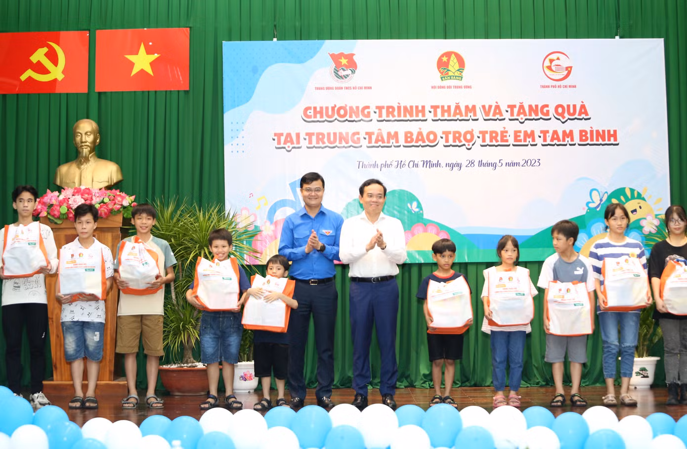 Phó Thủ tướng Trần Lưu Quang và Bí thư thứ nhất Trung ương Đoàn Bùi Quang Huy trao quà cho các em nhỏ trước thềm Quốc tế thiếu nhi (1/6). Phó Thủ tướng Trần Lưu Quang và Bí thư thứ nhất Trung ương Đoàn Bùi Quang Huy trao quà cho các em nhỏ trước thềm Quốc tế thiếu nhi (1/6).