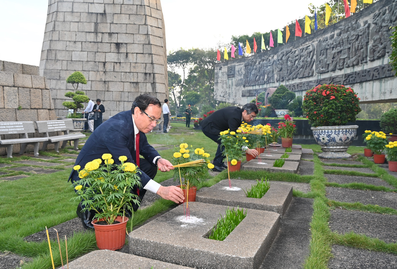 Bí thư Thành ủy TPHCM Nguyễn Văn Nên thắp hương tưởng nhớ, tri ân các Anh hùng liệt sĩ. Bí thư Thành ủy TPHCM Nguyễn Văn Nên thắp hương tưởng nhớ, tri ân các Anh hùng liệt sĩ.