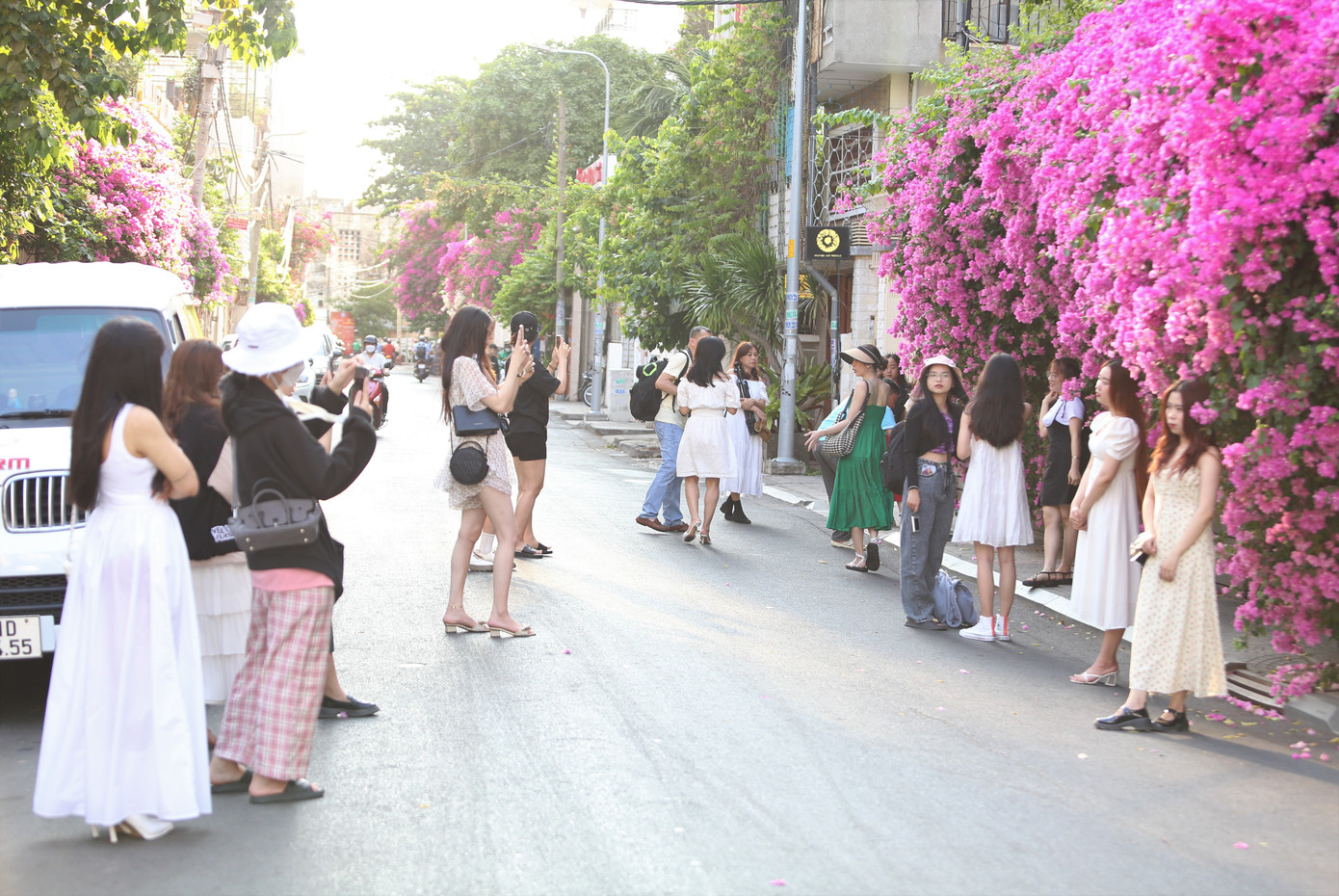 Một số bạn trẻ say mê "tác nghiệp" nên tràn ra đường gây ảnh hưởng đến việc lưu thông của người dân. Một số bạn trẻ say mê "tác nghiệp" nên tràn ra đường gây ảnh hưởng đến việc lưu thông của người dân.