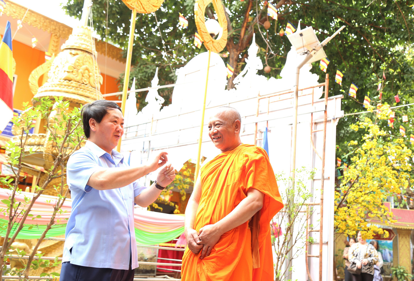 Bộ trưởng Hầu A Lềnh trò chuyện với Hòa thượng Danh Lung, Trụ trì chùa Candaransi. Ảnh: Ngô Tùng Bộ trưởng Hầu A Lềnh trò chuyện với Hòa thượng Danh Lung, Trụ trì chùa Candaransi. Ảnh: Ngô Tùng