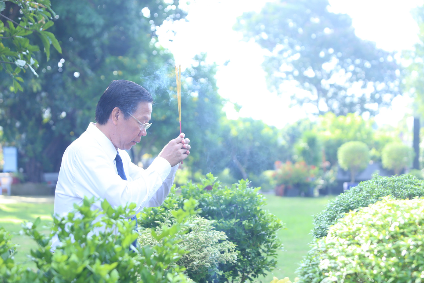 Chủ tịch UBND TPHCM Phan Văn Mãi thắp hương tưởng nhớ các cố lãnh đạo Đảng, Nhà nước, TPHCM đang yên nghỉ tại Nghĩa trang Liệt sĩ TPHCM.